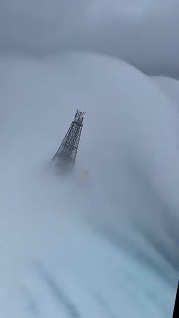 Нефтяная платформа под натиском  чудовищной волны