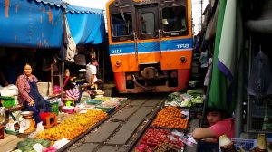 Шок! Поезд Проехался По Оживлённому Рынку