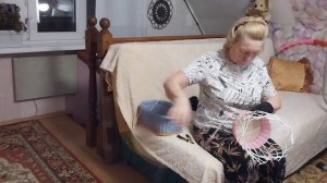 ✅️Я болтаю и плету на подарок вазочку.