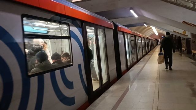 отправление поезда метро 