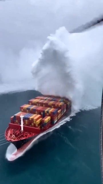 Контейнеровоз против колоссальных волн - Кто выживет