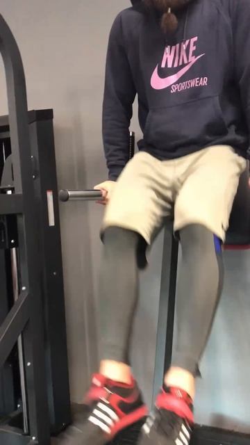 Обратные скручивания в висе упор на брусья с прямыми ногами