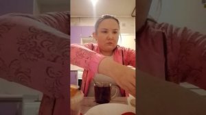 Сосиски со спагетти с сыром и помидорами.