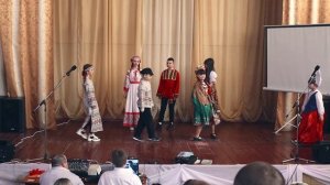 Театр мод Свердловской специализированной школы № 6. Костюмы народов России.