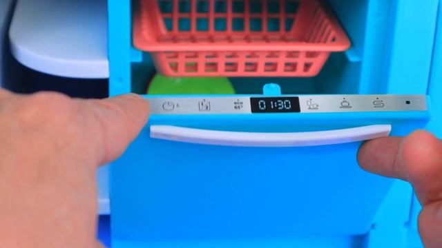 Играем в кухонный набор - перебираем игрушки - продукты смотреть онлайн