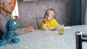 28.02.26. На завтрак сырники. Погода замечательная идём гулять. Дед пришёл с работы.