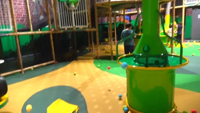 Детская игровая площадка из игры Зомби и растения ⧸ Вид смотреть онлайн