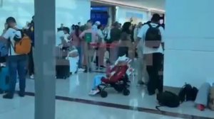 Коллапс в аэропорту Дубая: российские туристы застряли в огромных очередях на ваучер в отель.