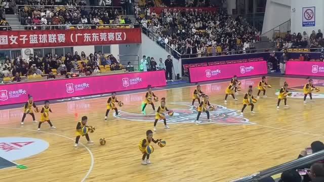 Полная версия. Малой потерял мяч! # дети # мяч # выступление # спорт # музыка # зал # смотреть онлайн