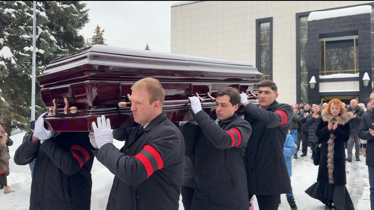 Ирина Шевчук — вынос гроба с телом из-за зала ЦКБ 1. 28 февраля 2026 Ирина Шевчук — вынос гроба с телом из-за зала ЦКБ 1. 28 февраля 2026