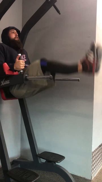 Обратные скручивания в висе с упором на локти и прямыми ногами