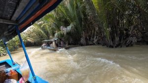 Дельта Меконга плывем по каналу встречная лодка. Вьетнам. Январь 2026.