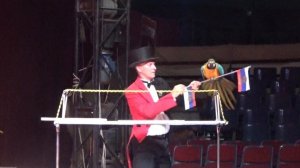 ВЛОГ： Настя первый раз в цирке. Танцующие медведи и мил