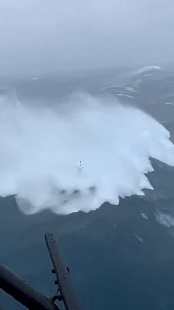 Танкер против чудовищной волны