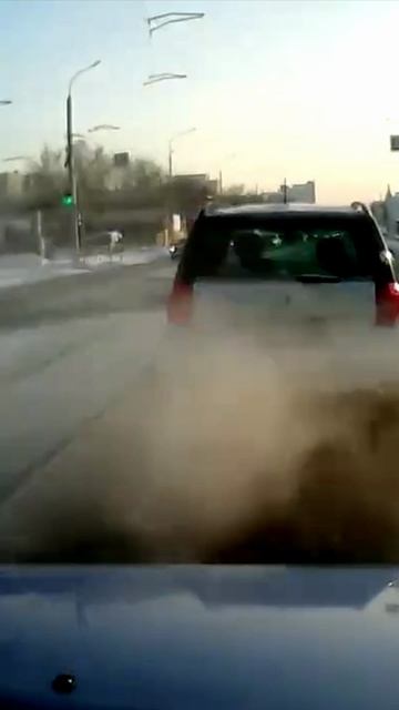 Слева исполняет на перекрёстке в Омске