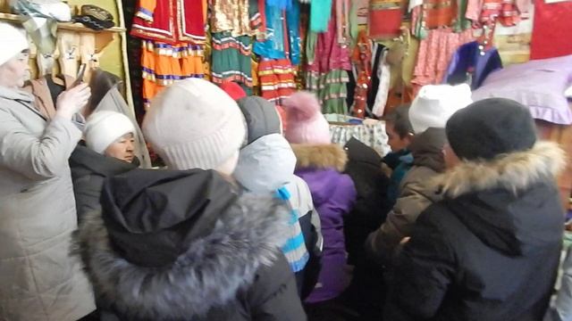 Ученики в старинном доме со старинными вещами