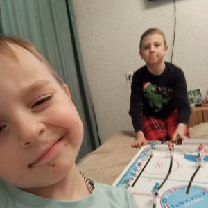 мы играем в хоккей.