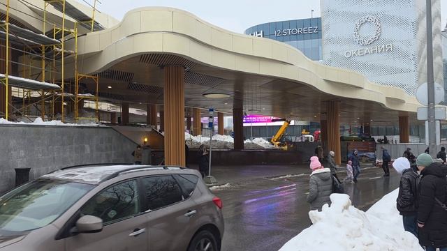 Строительство навеса «Сухие ноги» у станции метро «Славянский бульвар» (февраль 2026)