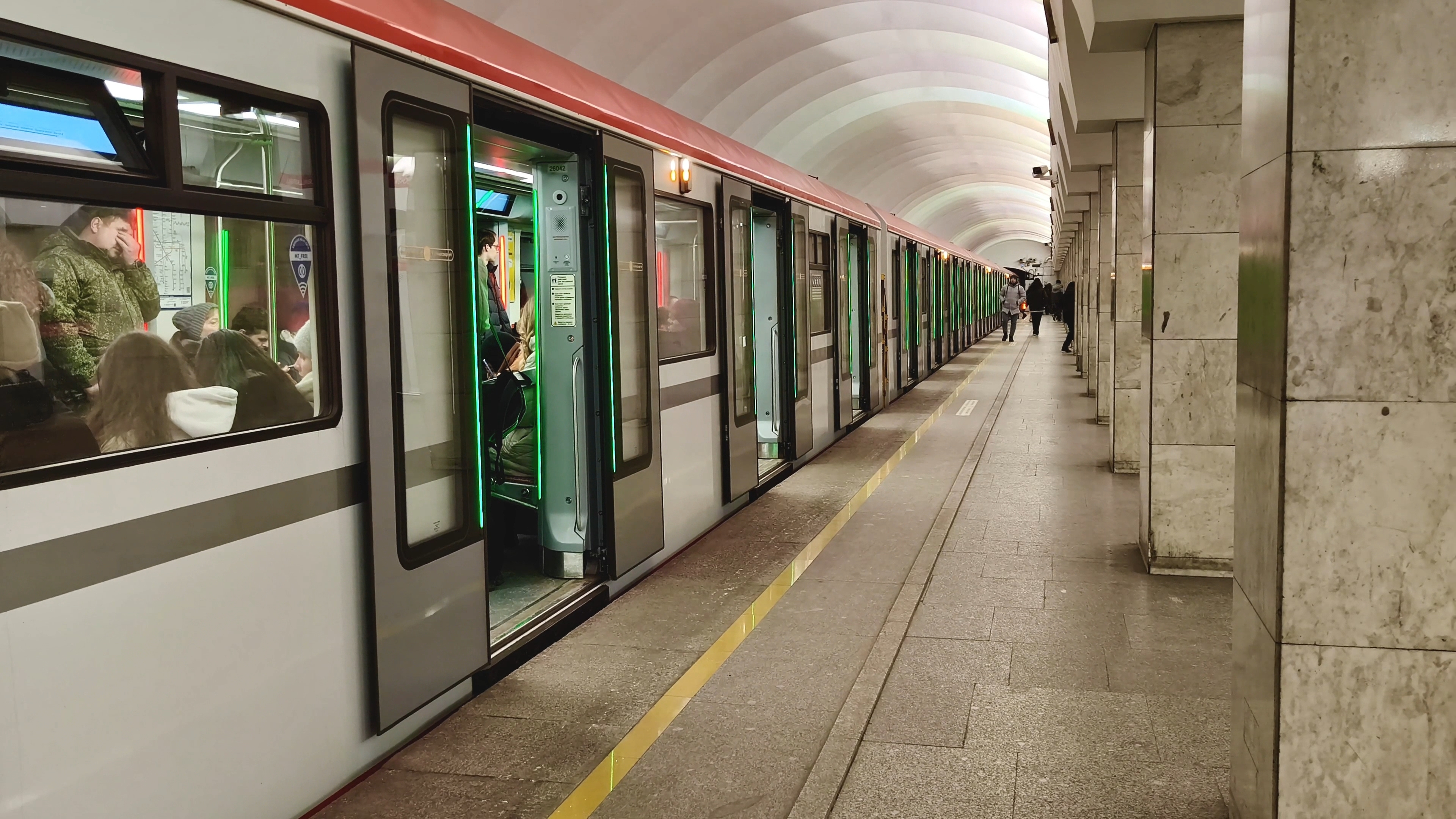 Петербургский метрополитен, станция Лесная. Прибытие и отправление покзда Балтиец.