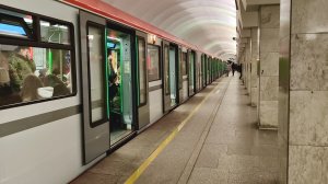 Петербургский метрополитен, станция Лесная. Прибытие и отправление покзда Балтиец.