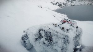 Одинокий радиоуправляемый 6WD грузовик в снежном приключении Crossrc Big Mustang EMO XL2