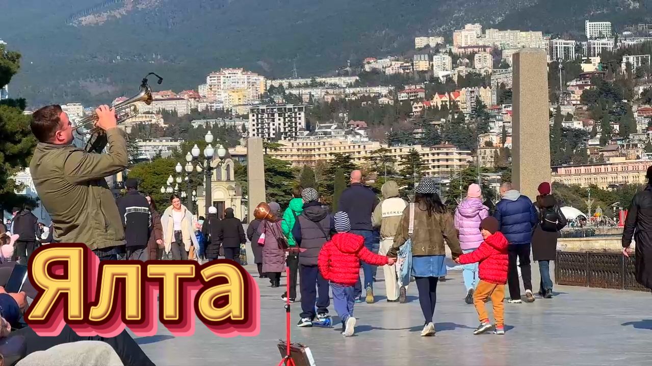 Толпы людей вышли на набережную.Жизнь на море / Ялта смотреть онлайн