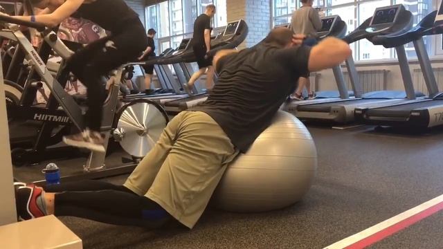 Гиперэкстензия на фитболе