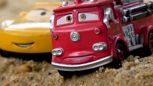 27. Игрушечная машинка через мост и подводные животные