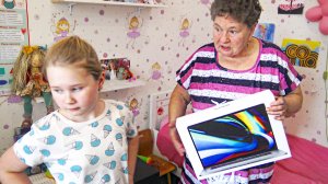 ГРИФЕРША УКРАЛА 278 000 РУБЛЕЙ У БАБУШКИ И КУПИЛА МАКБУК В РЕАЛЬНОЙ ЖИЗНИ!