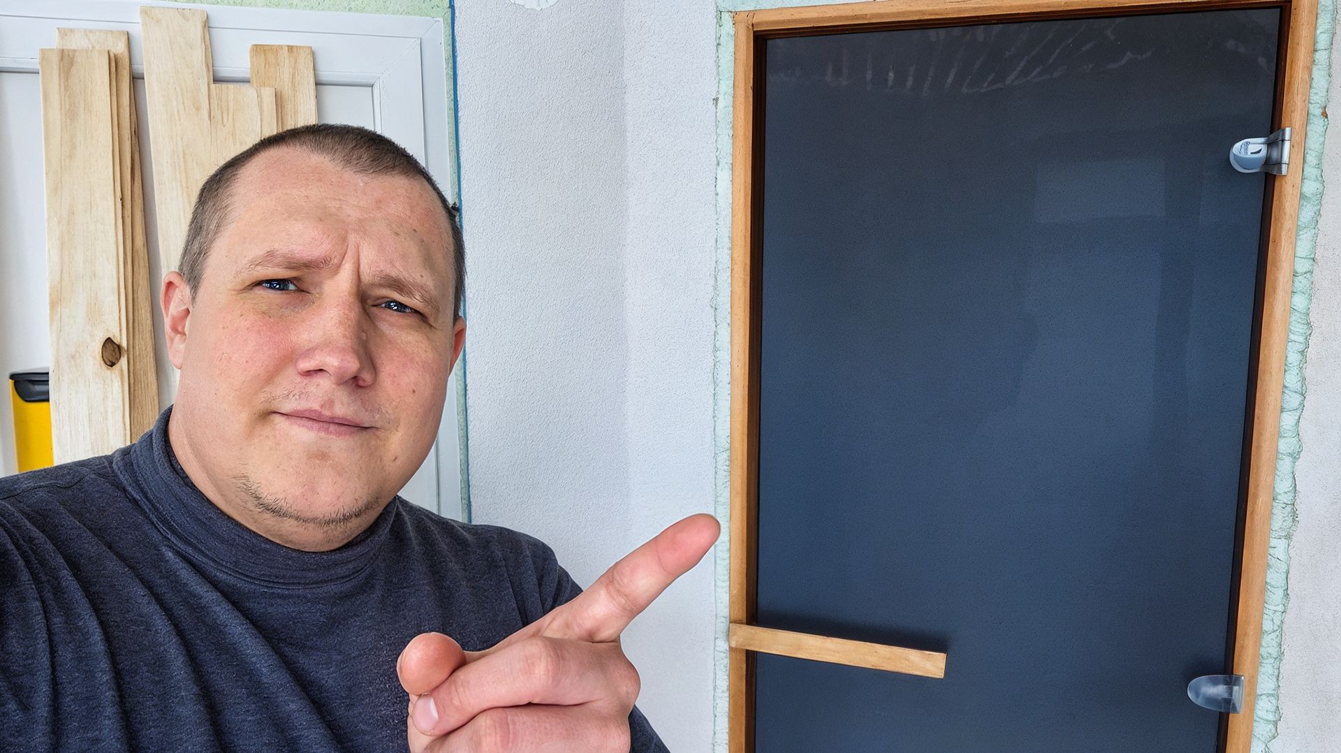 Удобная парилка: установили стеклянную дверь и начали обшивать потолок. Результат впечатлил смотреть онлайн