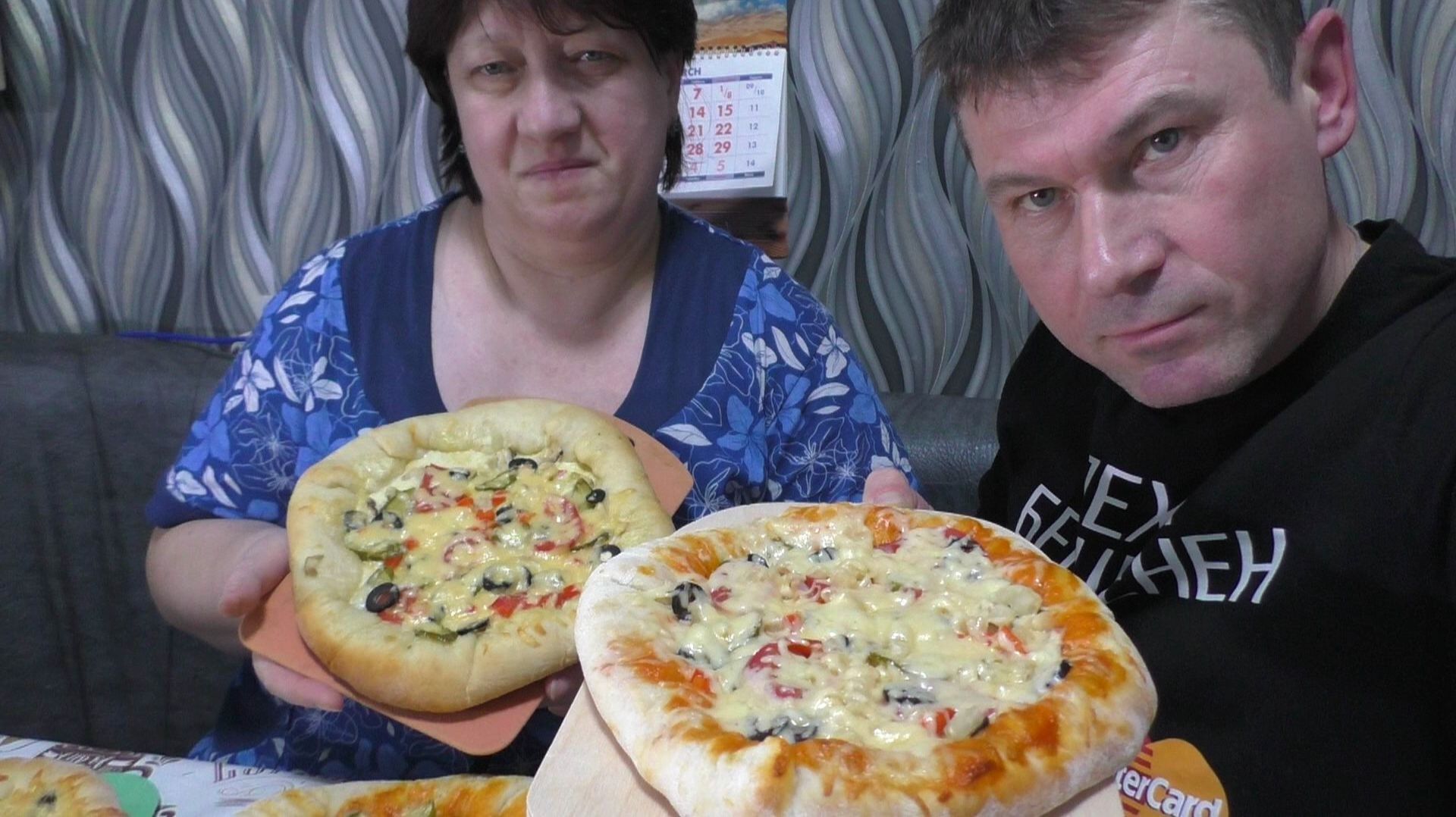 ЖЕНА НАУЧИЛА ГОТОВИТЬ ПИЦЦУ! Я добавил изменения и сделал ТРИ РАЗНЫХ ПИЦЦЫ! смотреть онлайн