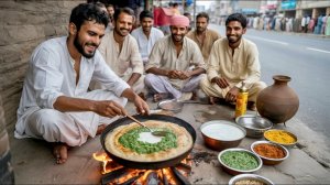 Завтрак Деси на обочине дороги. Алу-Паратха с саагом и маханом. Уличная еда в Пакистане