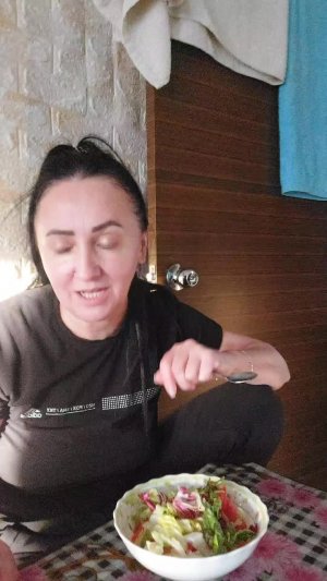 мукбанг/салат с помидор 🍅/крылья запеченые