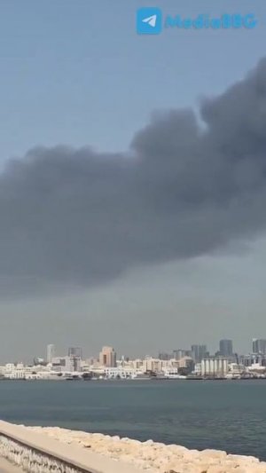 🇮🇷💥🇺🇸Огромный пожар бушует на базе армии США в Бахрейне после удара Ирана.