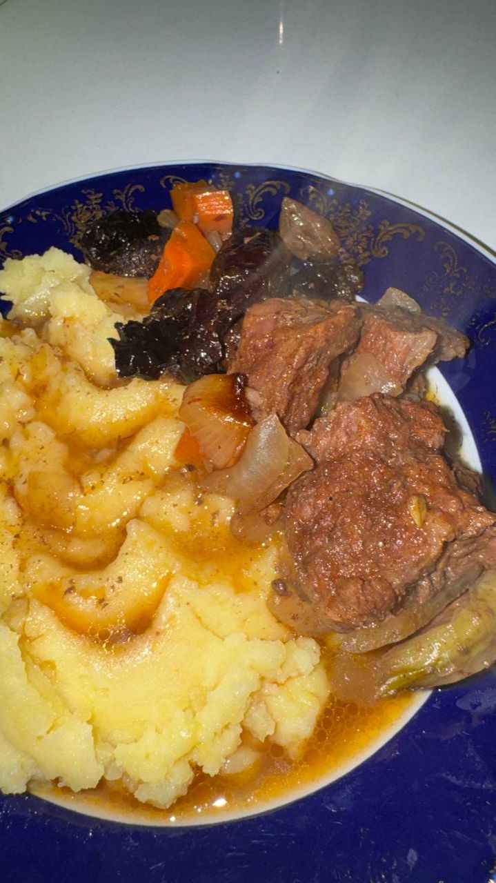 Томленая говядина с черносливом. смотреть онлайн