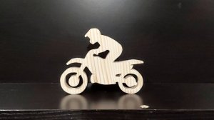 Выпиленная фигурка мотоцикла с мотоциклистом на лобзиковом станке