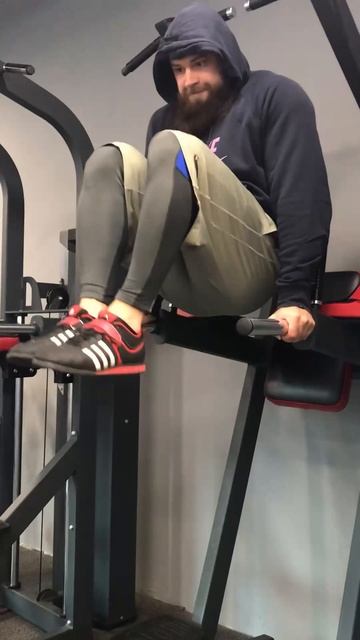 Обратные скручивания в висе упор на брусья и колени согнуты