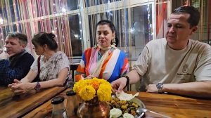 Ужин с друзьями. Вот это чудеса! Пересадили в Бизнес Класс! Соблазн велик, хотим сари! Путтапарти.