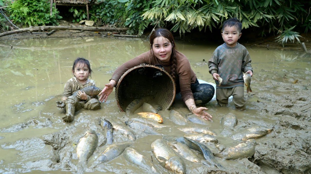 Мать одиночка, собирает урожай в огромном рыбном пруду, чтобы продать его, готовим вместе с ребенком