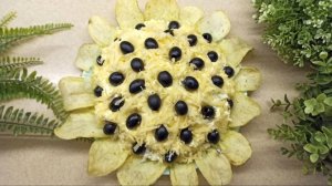 Салат "Подсолнух" с куриной грудкой и шампиньонами