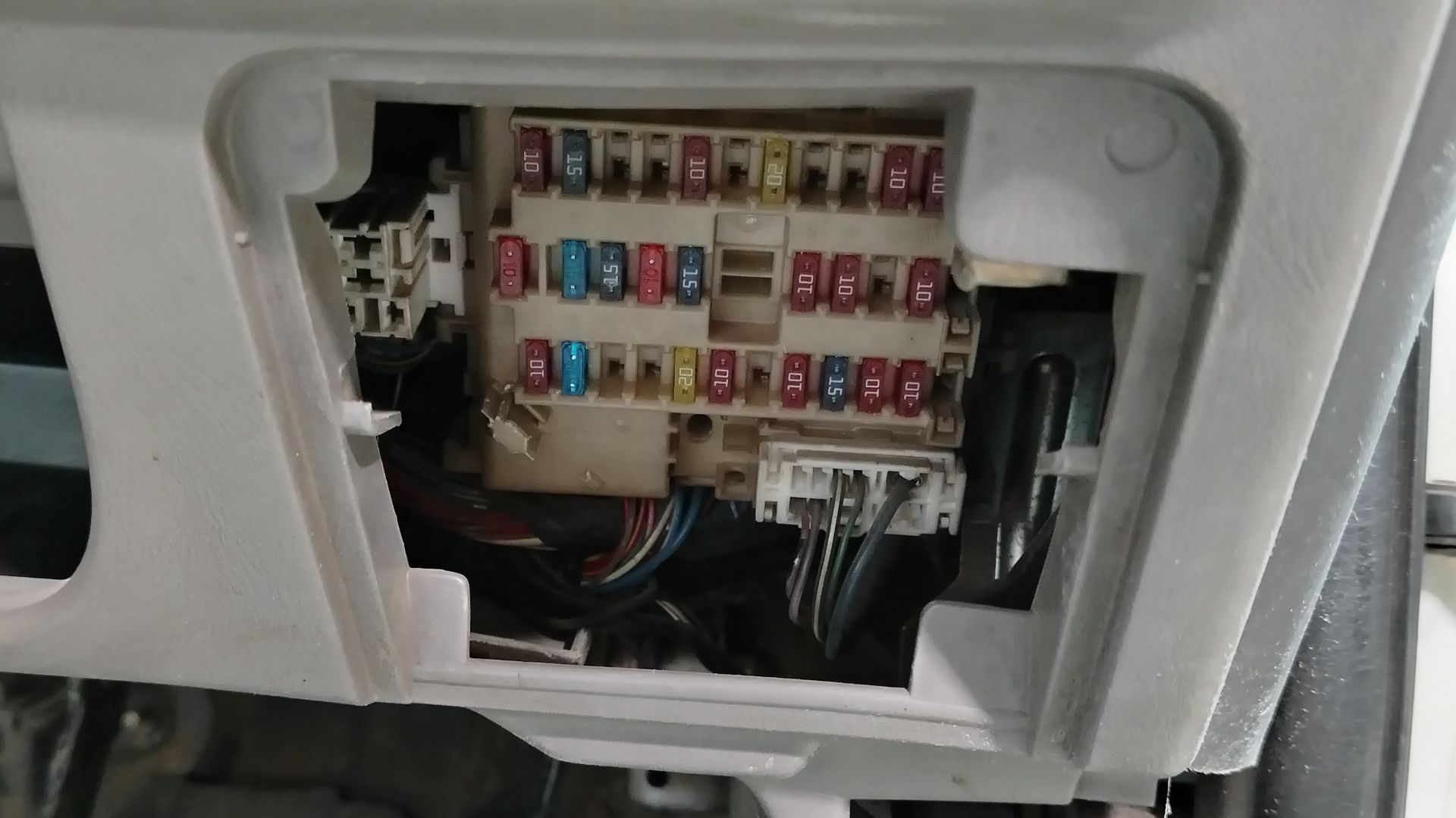 Где находится предохранитель прикуривателя Nissan Sanny