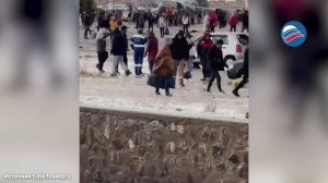 Трагедия в Боливии: набитый деньгами военный самолет упал на шоссе, вызвав мародерство