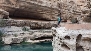 Тропа идёт по краю..