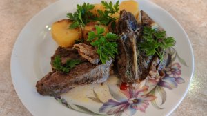 Баранина с картошечкой  томленая в горшочке.