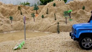 Самосвал находит и собирает трактор   Подборка видео для детей