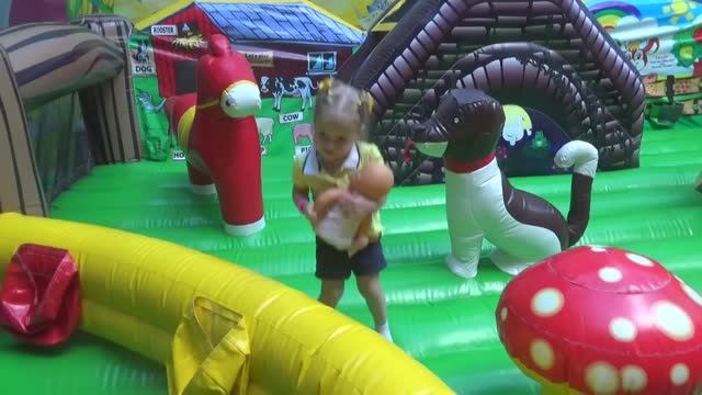 Влог： Настя и кукла на детской площадке в Краснодаре смотреть онлайн