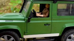 Пожарные машины, полицейские машинки, скорая помощь спасают в пещере машинку