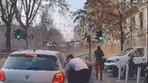 Трамвай вылетел на дорогу и врезался в стену в Милане. Более 40 человек ранены и один погиб.