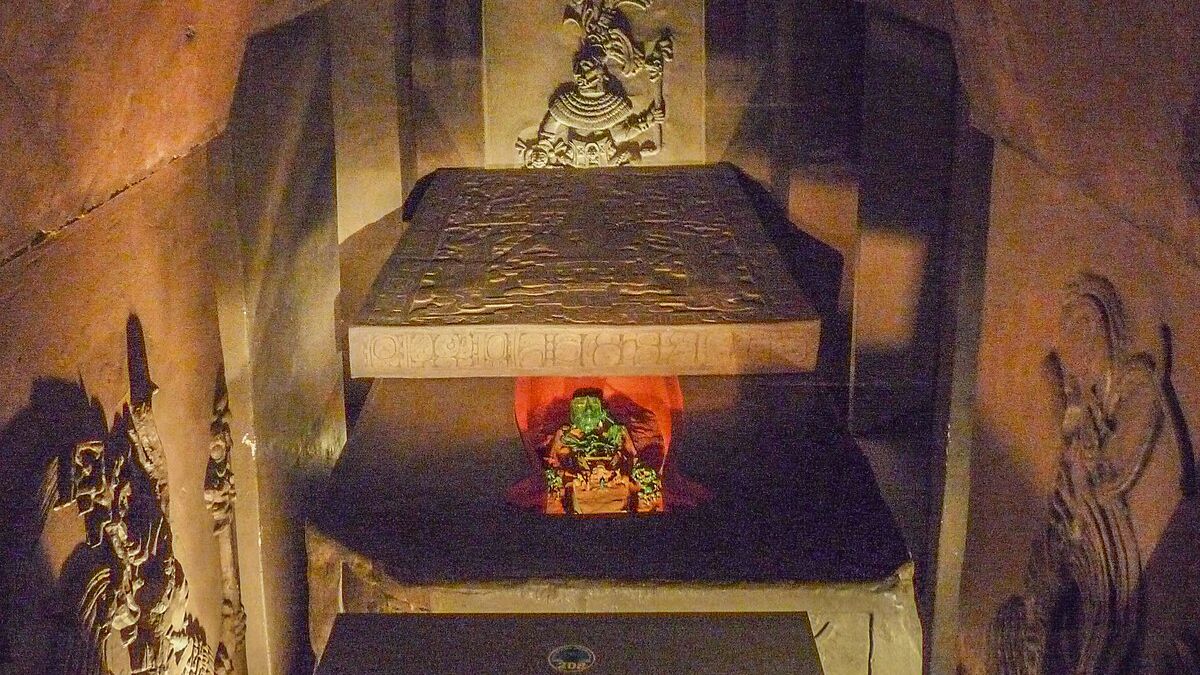 В гробнице властелина майя.