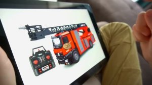 Большая пожарная машина спасает автомобили от лавы